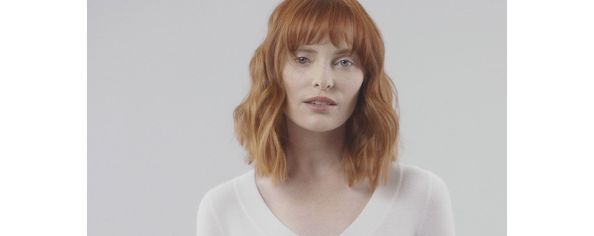 Video tutorial che mostra come creare le beach waves piatte con la piastra Dyson Corrale