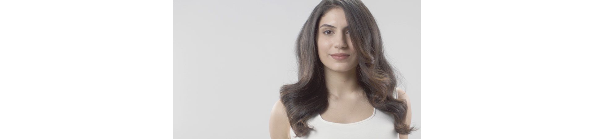 Video che mostra come creare onde morbide con la piastra Dyson Corrale™ 