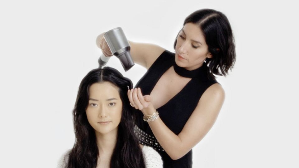 En stylist bruker Dyson Supersonic Professional hårføner