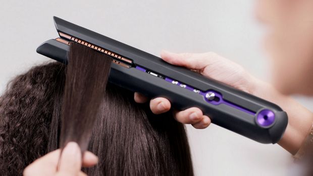 Close up of hair being gathered by the flexing plates on the Dyson Corrale hair straightener