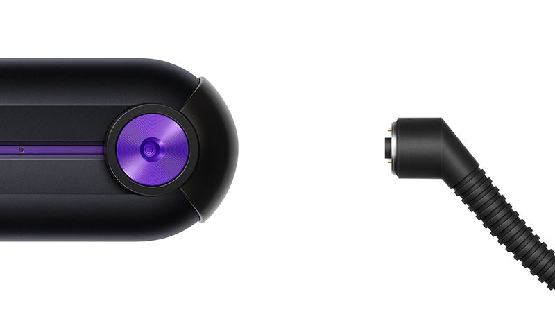 Styling in tutta sicurezza Primo piano della presa di ricarica sulla piastra per capelli Dyson Corrale. Per stilisti e saloni