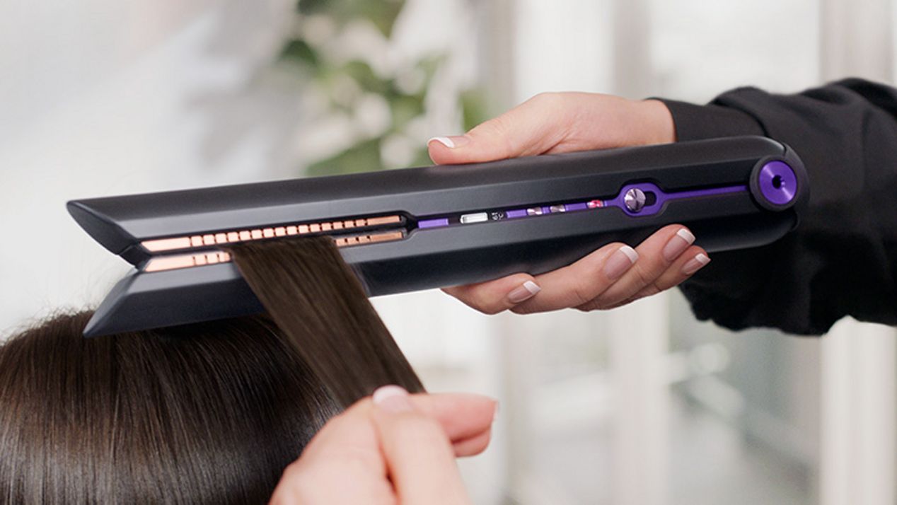 Dyson Corrale hair straightener gathering hair by the flexing plates