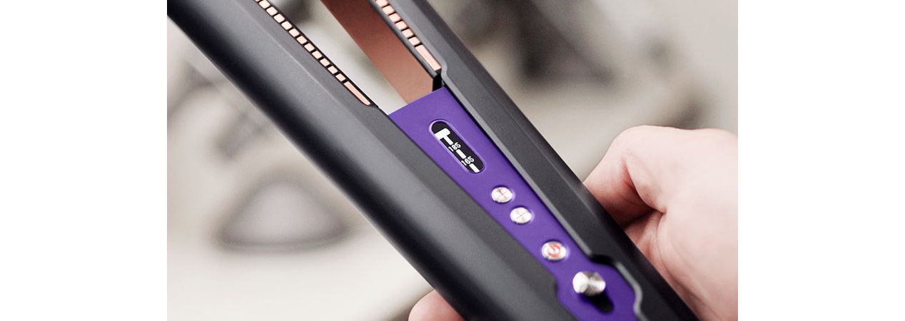 Coiffeur professionnel utilisant un lisseur Dyson Corrale