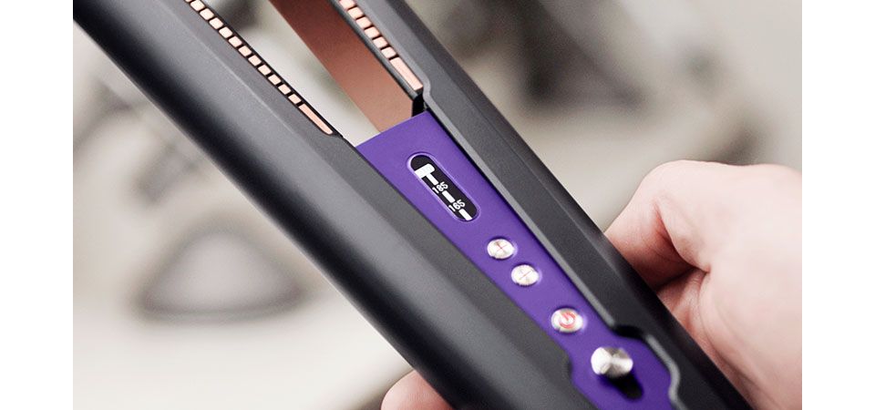  Professioneller Stylist mit einem Dyson Corrale Glätteisen 
