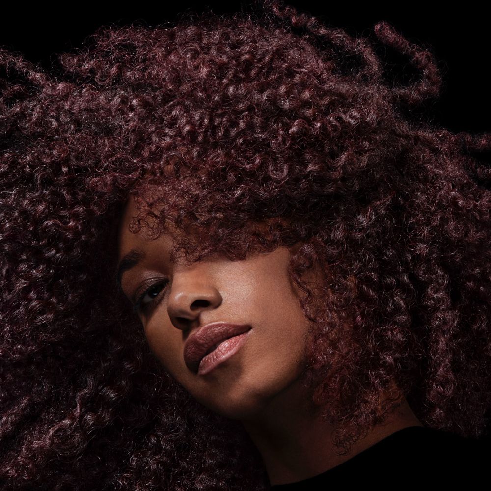 Ein Model mit langen, glänzenden, brünetten Haaren.