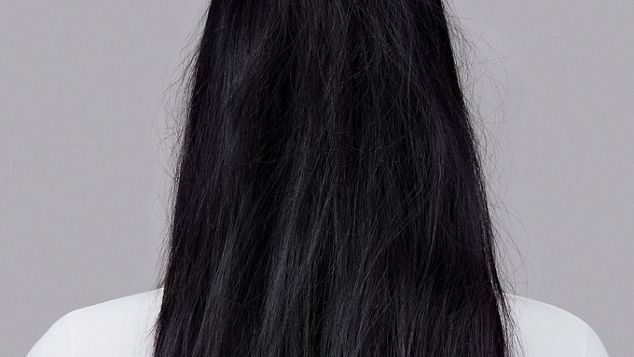Ein Model mit langen, welligen Haaren.