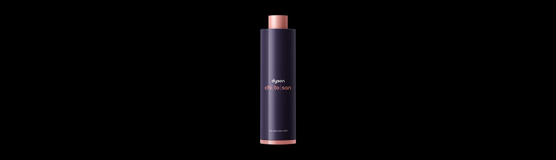 Cartouche de recharge de crème de précoiffage Dyson Chitosan sur fond sombre.