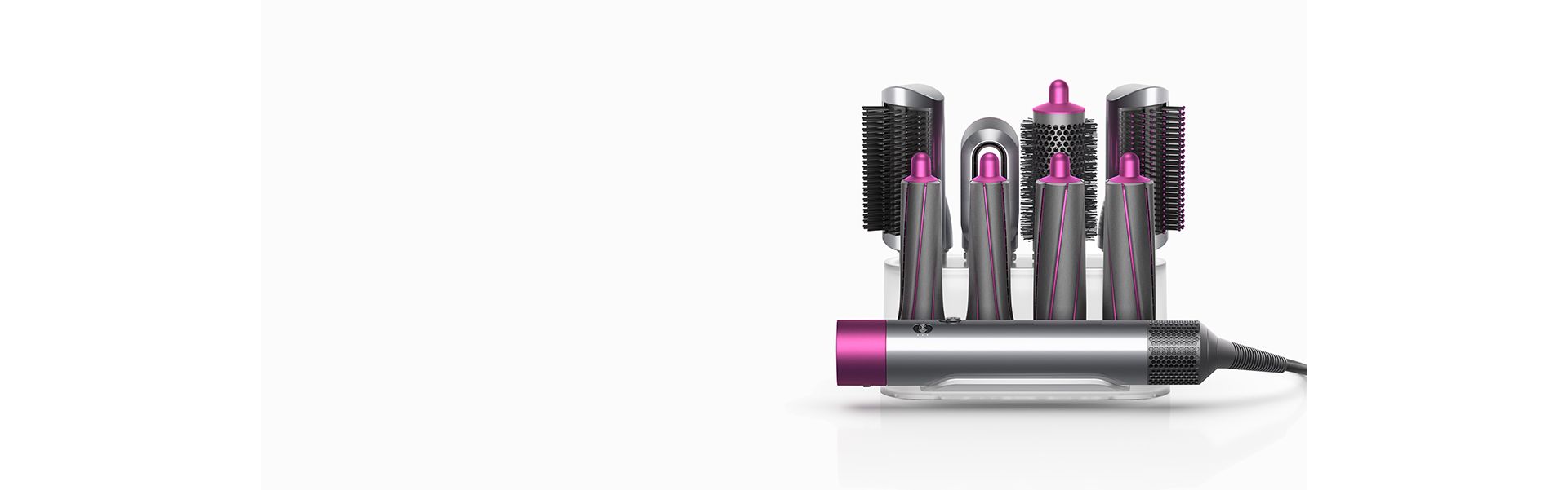 Stand per lo styler Dyson Airwrap, con  8 accessori dello styler Dyson Airwrap Complete posizionati sulle basi ad attacco magnetico e il corpo macchina riposto frontalmente.