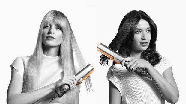 Modelo usando la alisadora c Dyson Airstrait