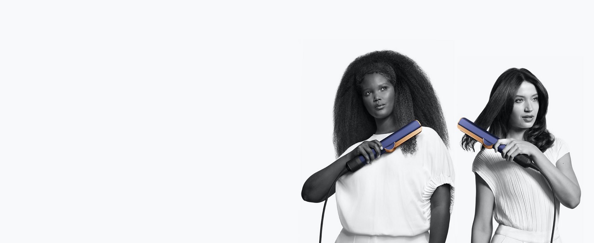 Dos modelos usando la plancha secador de pelo Dyson Airstrait de mojado a seco