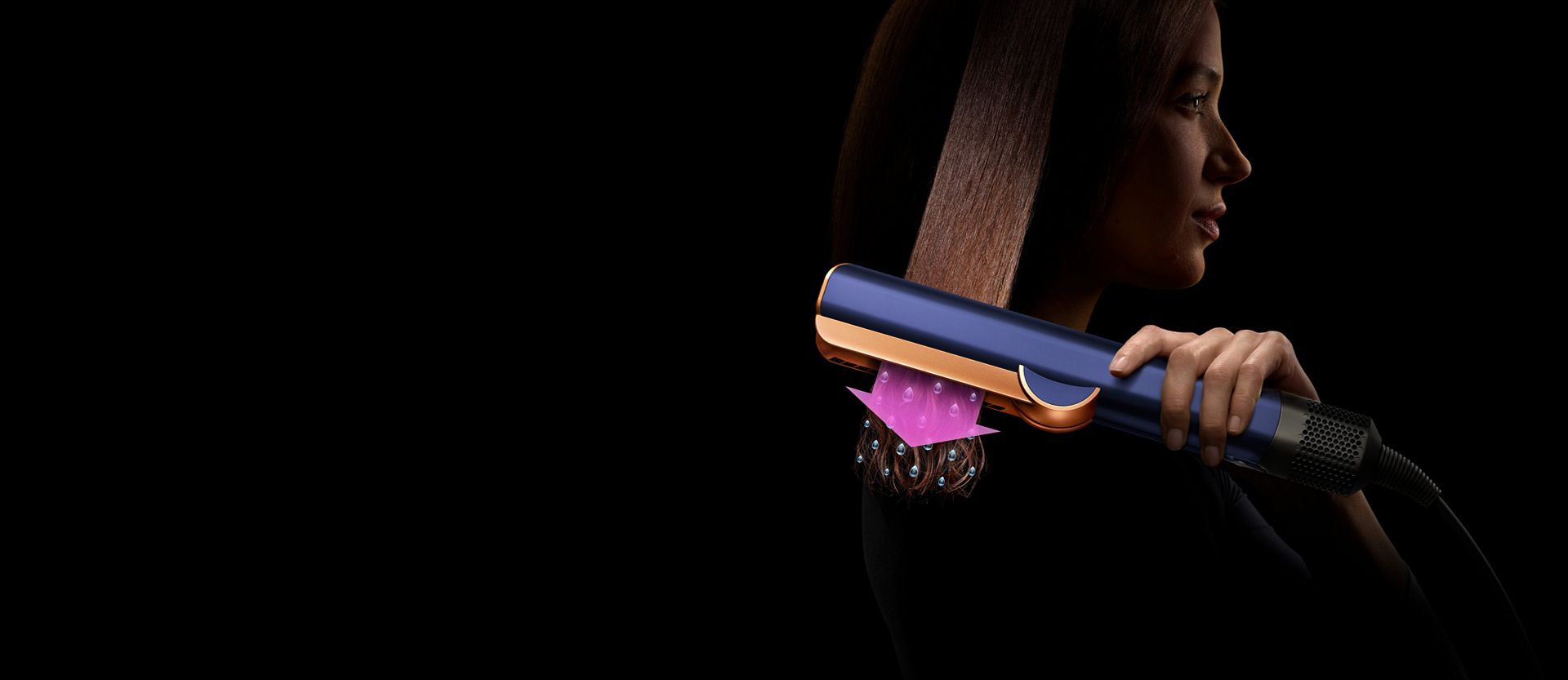 Una mujer usando la plancha secador de pelo Dyson Airstrait para secar y alisar un mechón de pelo.