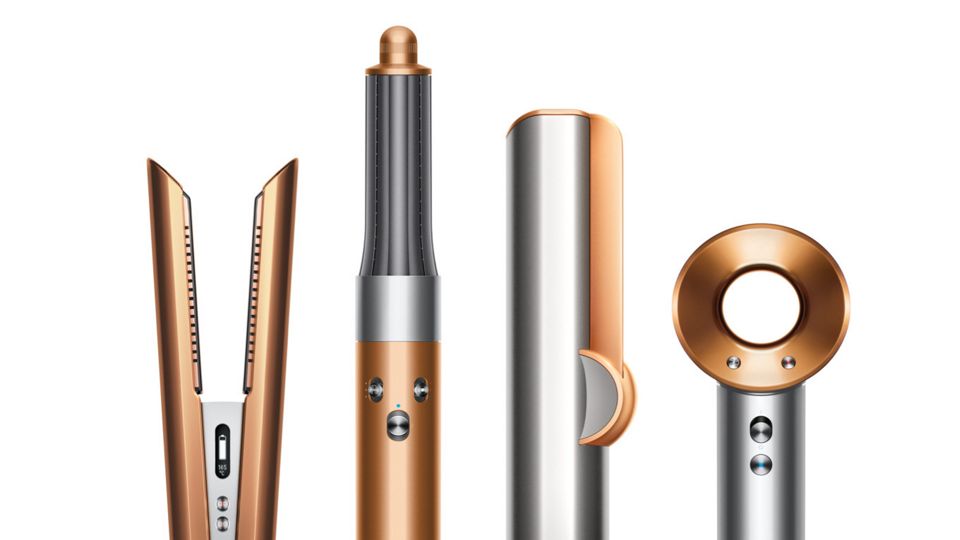Uma linha de aparelhos de cuidado do cabelo Dyson em cobre e níquel.