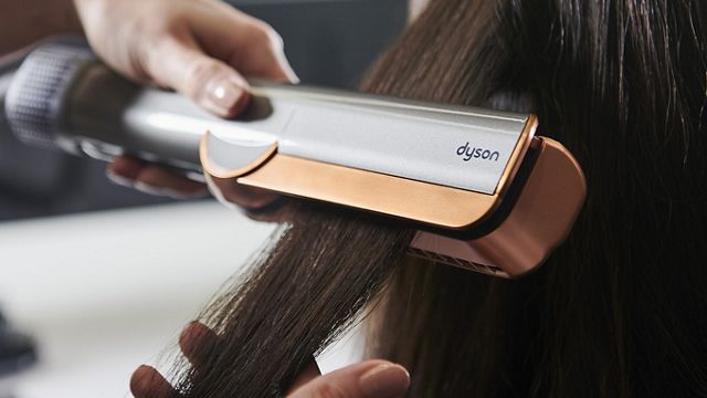 The Dyson Airstrait using intuitive airflow on a tress of hair.