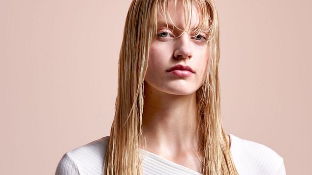 Модель з довгим світлим мокрим волоссям.