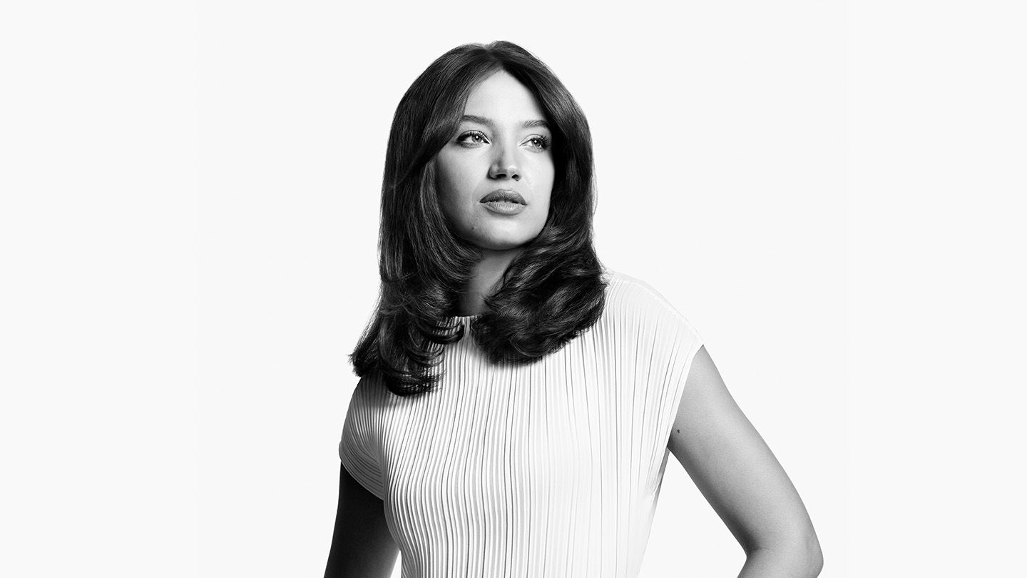 Woman with hair styled by the Dyson Airstrait 