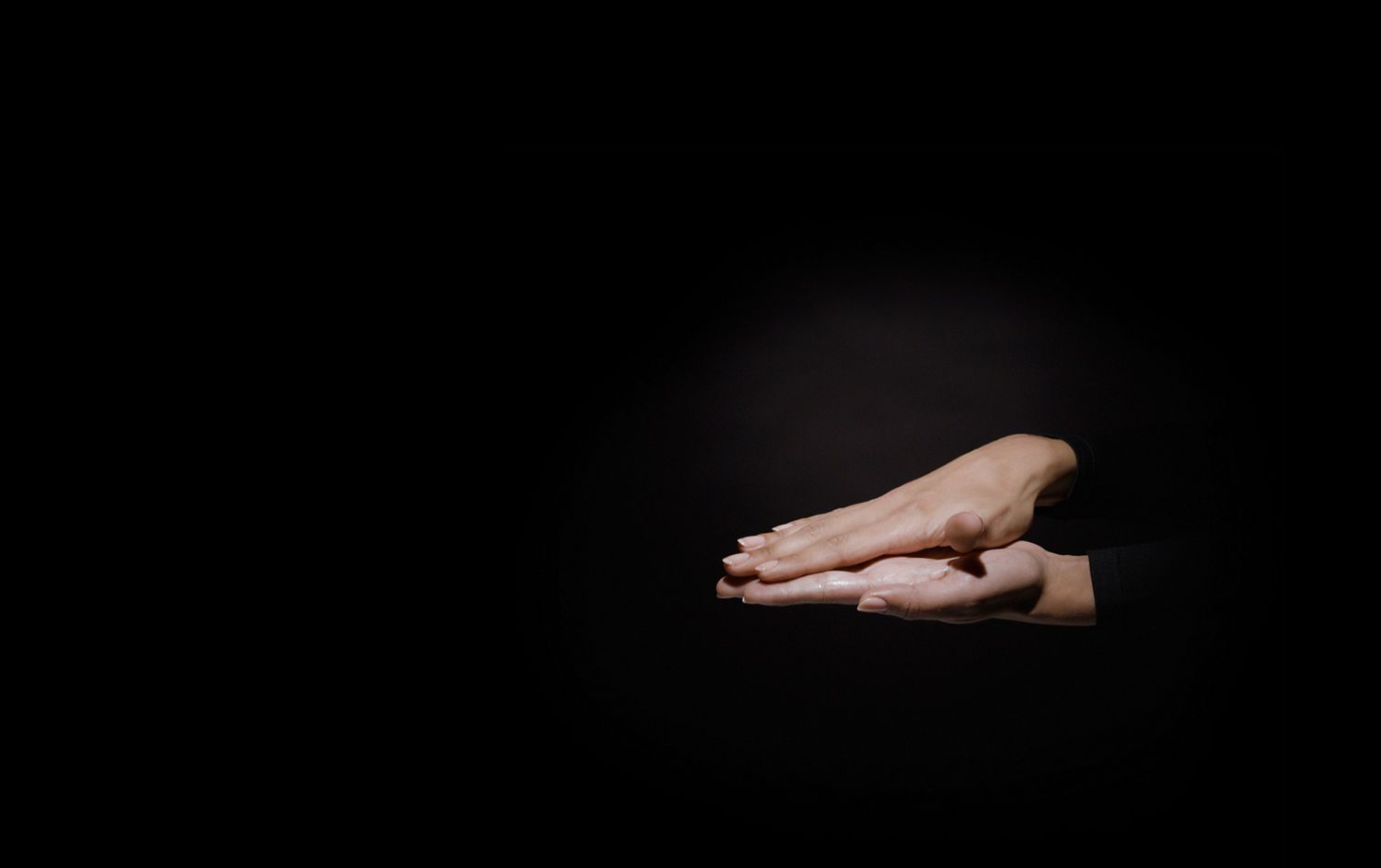 Deux mains frottent le produit entre leurs paumes Two hands rub product between the palms