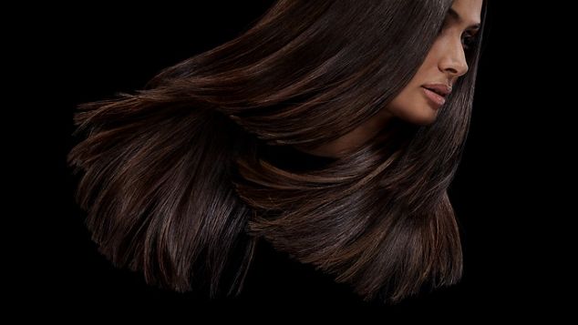 Ein Model mit geschmeidigen, glänzenden, gestylten Haaren