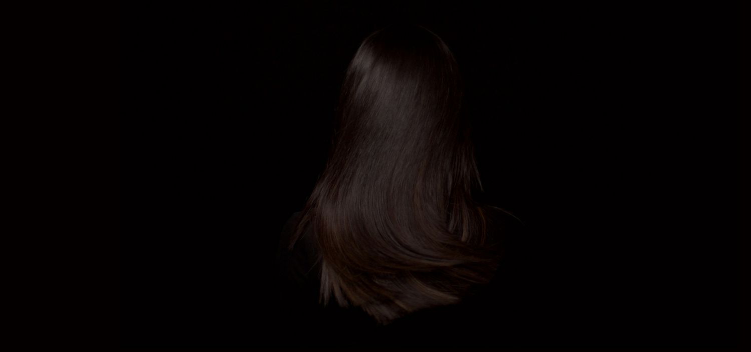 Model with straight hair after using the Dyson Chitosan Pre-style cream Curly to coily rich conditioning