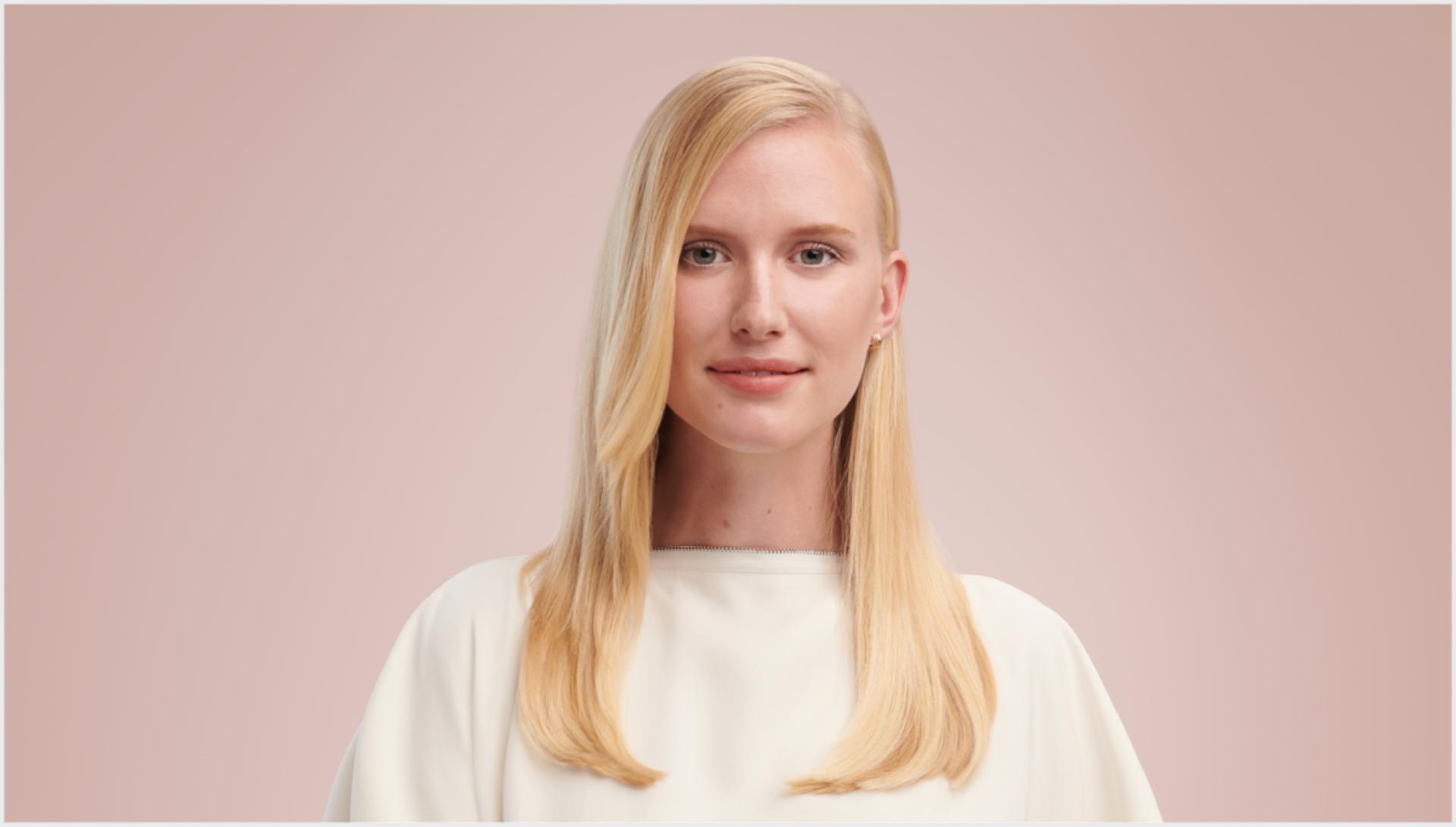 Video memperlihatkan cara mendapatkan gaya rambut sleek side part