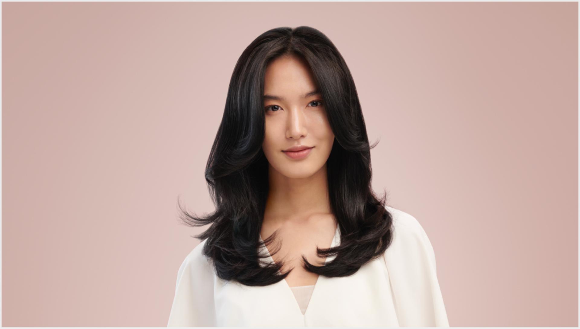 Video memperlihatkan cara mendapatkan gaya rambut smooth c-curl