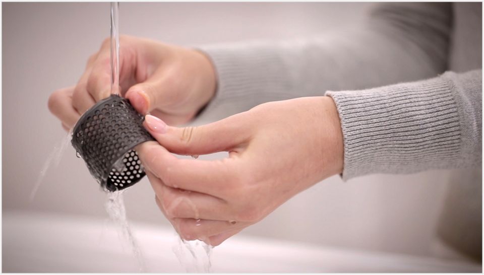 Video showing how to clean the Dyson Airwrap™ styler's filter