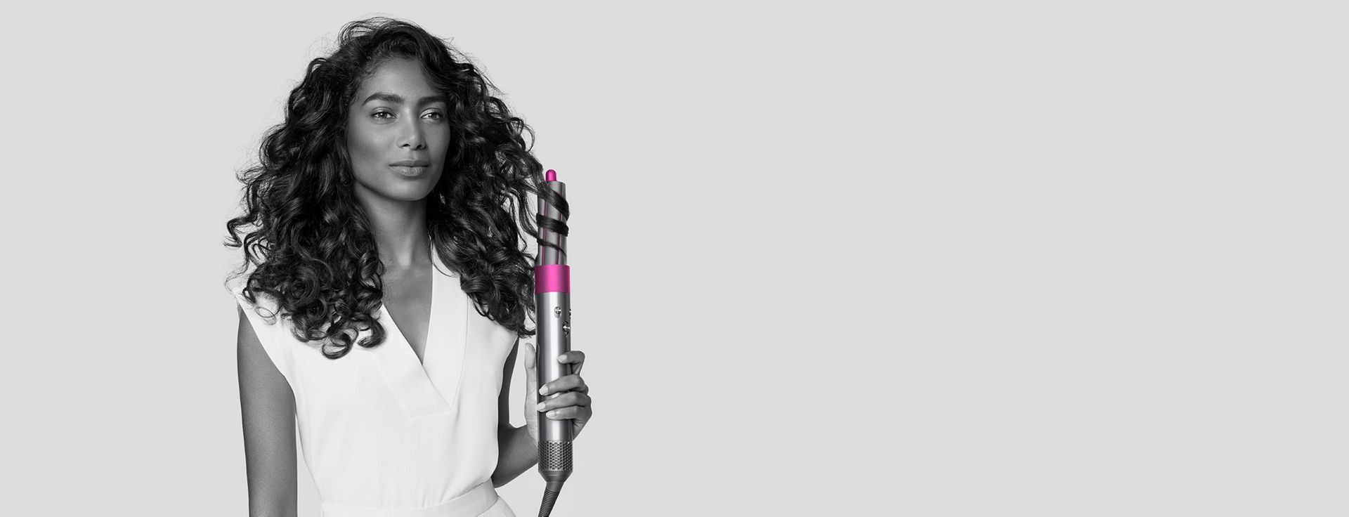 Donna che utilizza lo styler Dyson Airwrapᵀᴹ