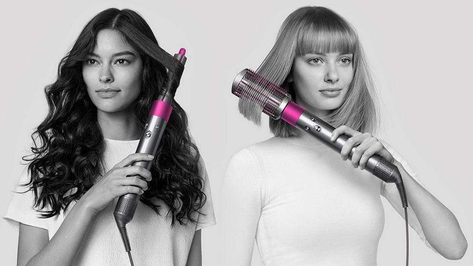 Model verwendet den Dyson Airwrap™ Haarstyler