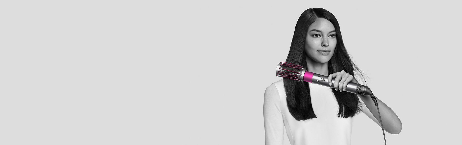 Donna che usa la spazzola lisciante Dyson Airwrap
