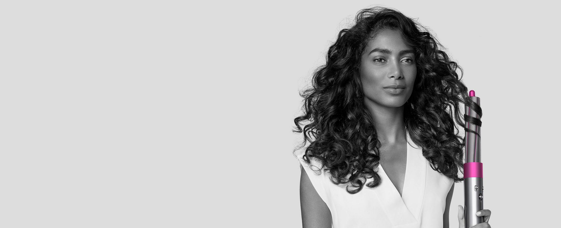 Frau kreiert Locken mit dem Dyson Airwrap™ Haarstyler.