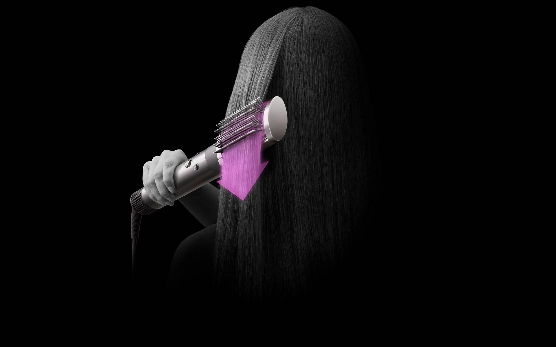 Dyson Airwrap coiffant des cheveux avec l’accessoire de brosse