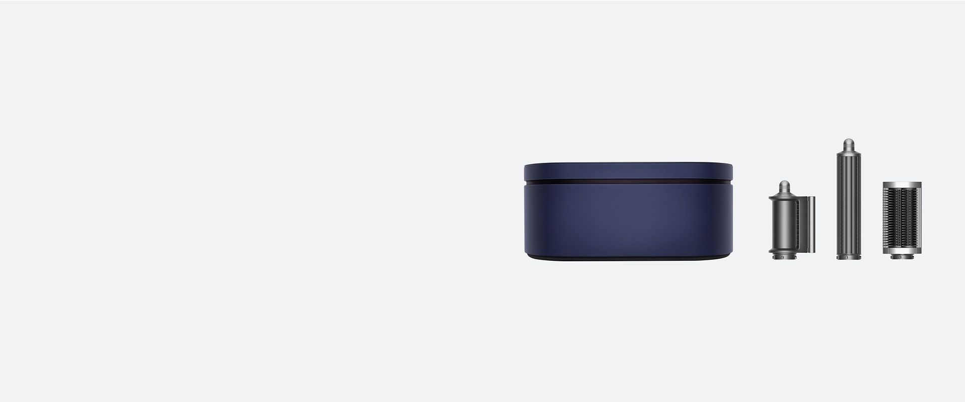 ダークブルーのダイソンヘアケア収納ケースの横にあるスムージングドライヤー、30ｍｍ Airwrapロングカーラー、スムージングブラシアタッチメント