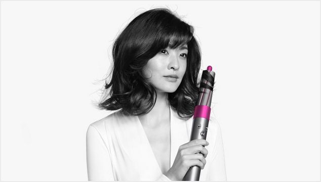 Model mit glattem Haar verwendet den Dyson Airwrap