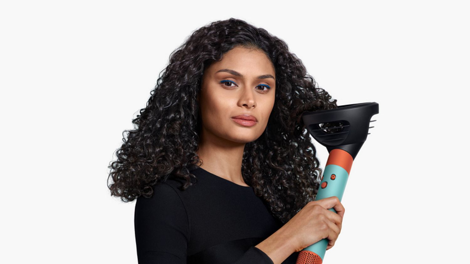 A model using the Ceramic Patina Dyson Airwrap i.d multi-styler and dryer to add waves to their hair.