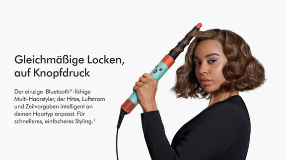 Frontalansicht einer Frau, die ihr Haar mit dem Dyson Airwrap ID lockt. 