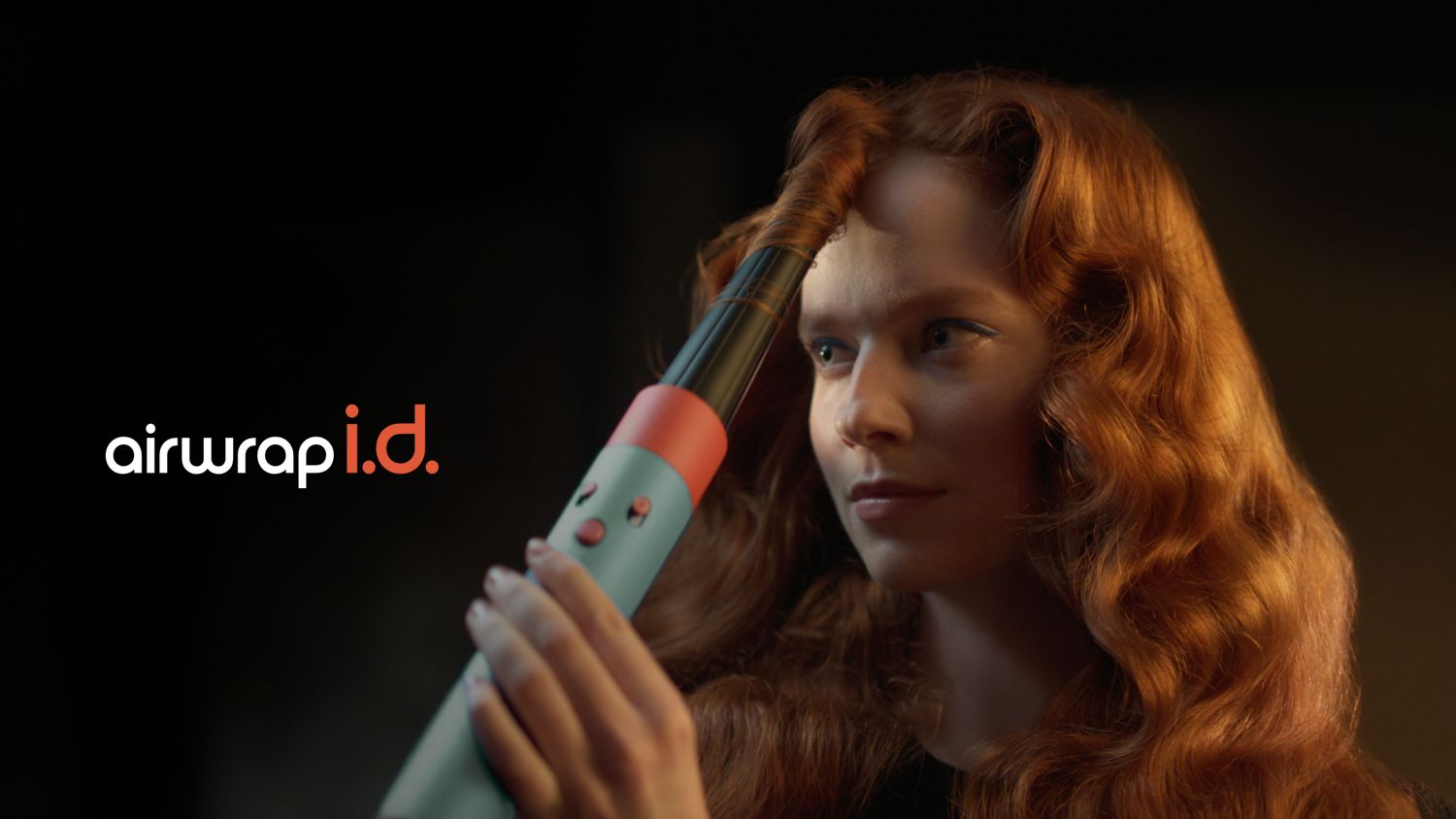 Frontalansicht einer Frau, die ihr Haar mit dem Dyson Airwrap ID lockt.