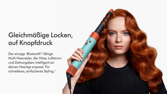 Frontalansicht einer Frau, die ihr Haar mit dem Dyson Airwrap ID lockt.