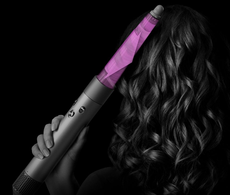 En model anvender den koniske Airwrap spole til at style håret.