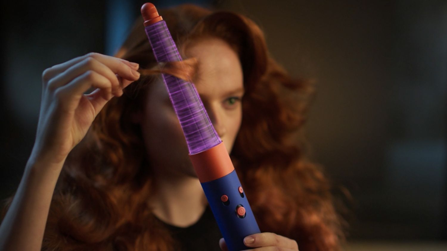 Model using Vinca Blue Dyson Airwrap i.d multi-styler and dryer to add waves to their hair.
