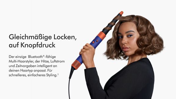 Frau beim Aufwickeln der Locken mit dem Dyson Airwrap ID Multistyler. 