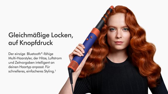 Frau beim Aufwickeln der Locken mit dem Dyson Airwrap ID Multistyler. 