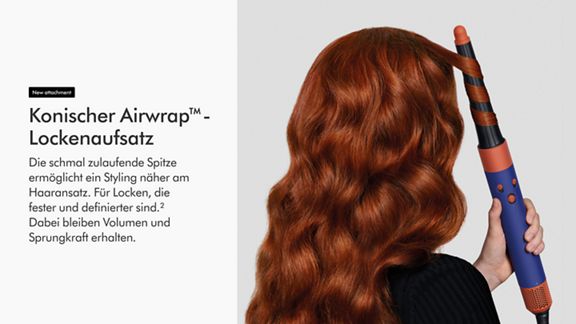 Blick auf die Rückseite der Haare einer Frau, die sie mit dem Dyson Airwrap ID lockt.