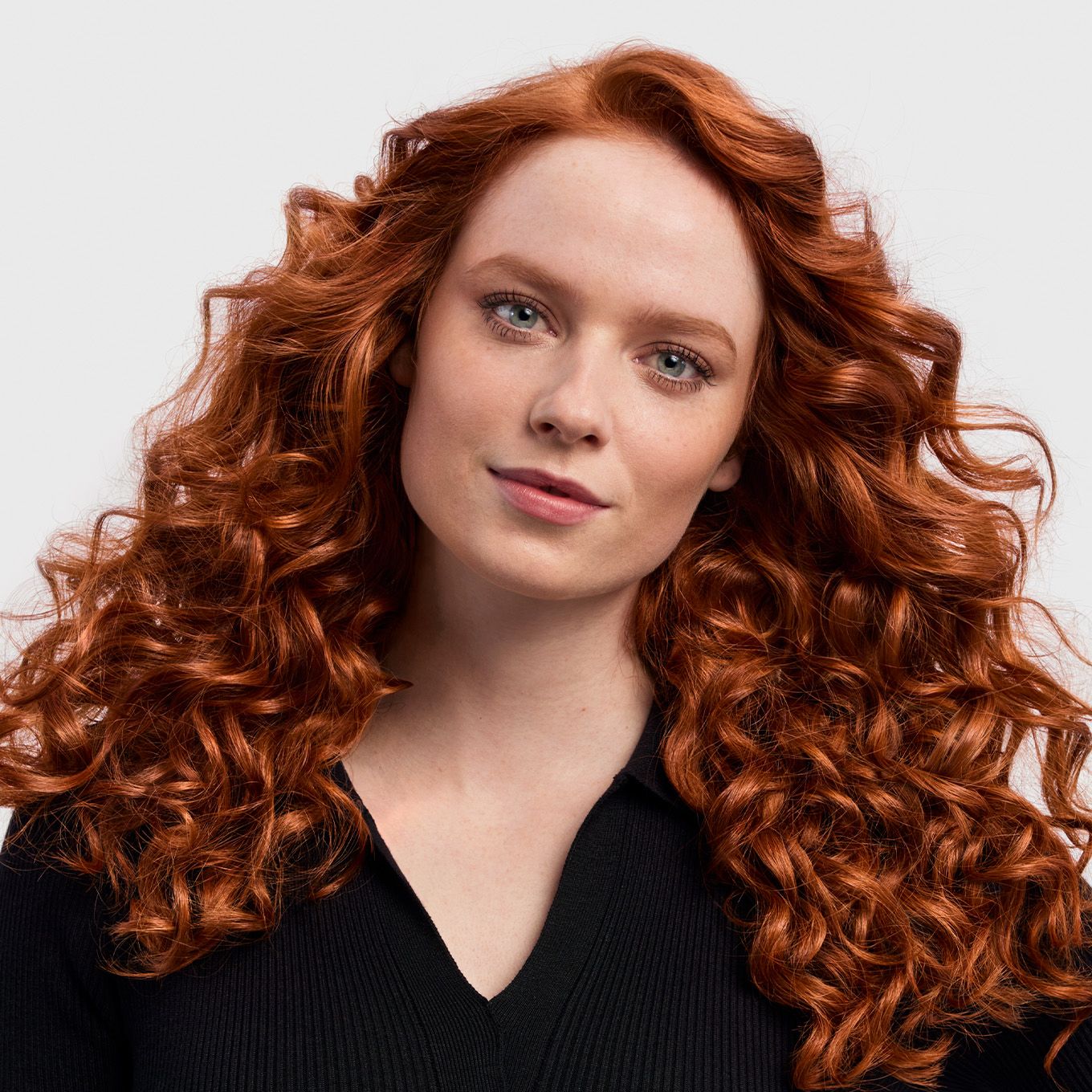 Bølgete hår Modell med stylede krøller.