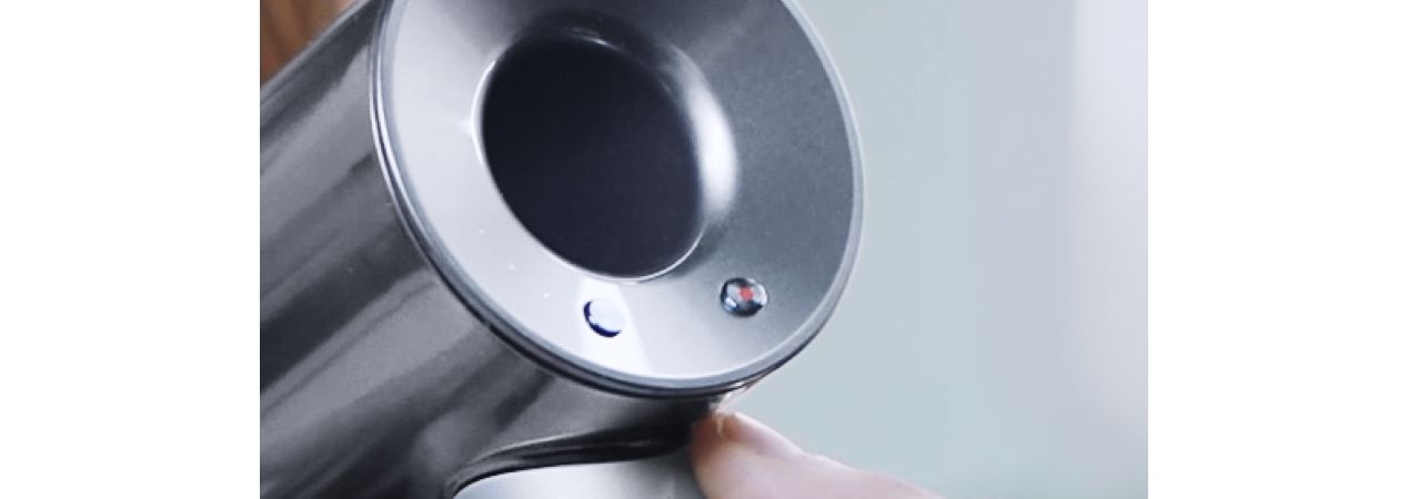 Temperature control button on the Dyson Supersonic™ professional hair dryer