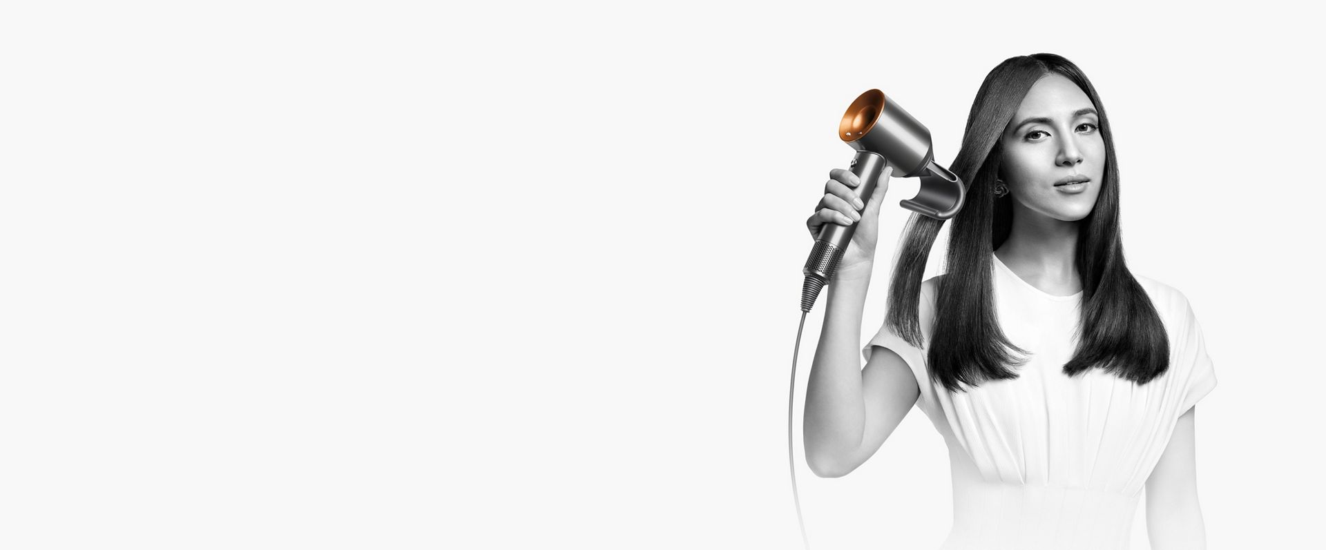 Mannequin qui utilise un sèche cheveux Dyson Supersonic 
