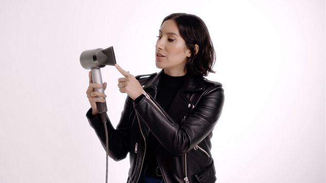 Jen Atkin holder en Dyson Supersonic™ hårføner Professional Edition med en Professional Concentrator