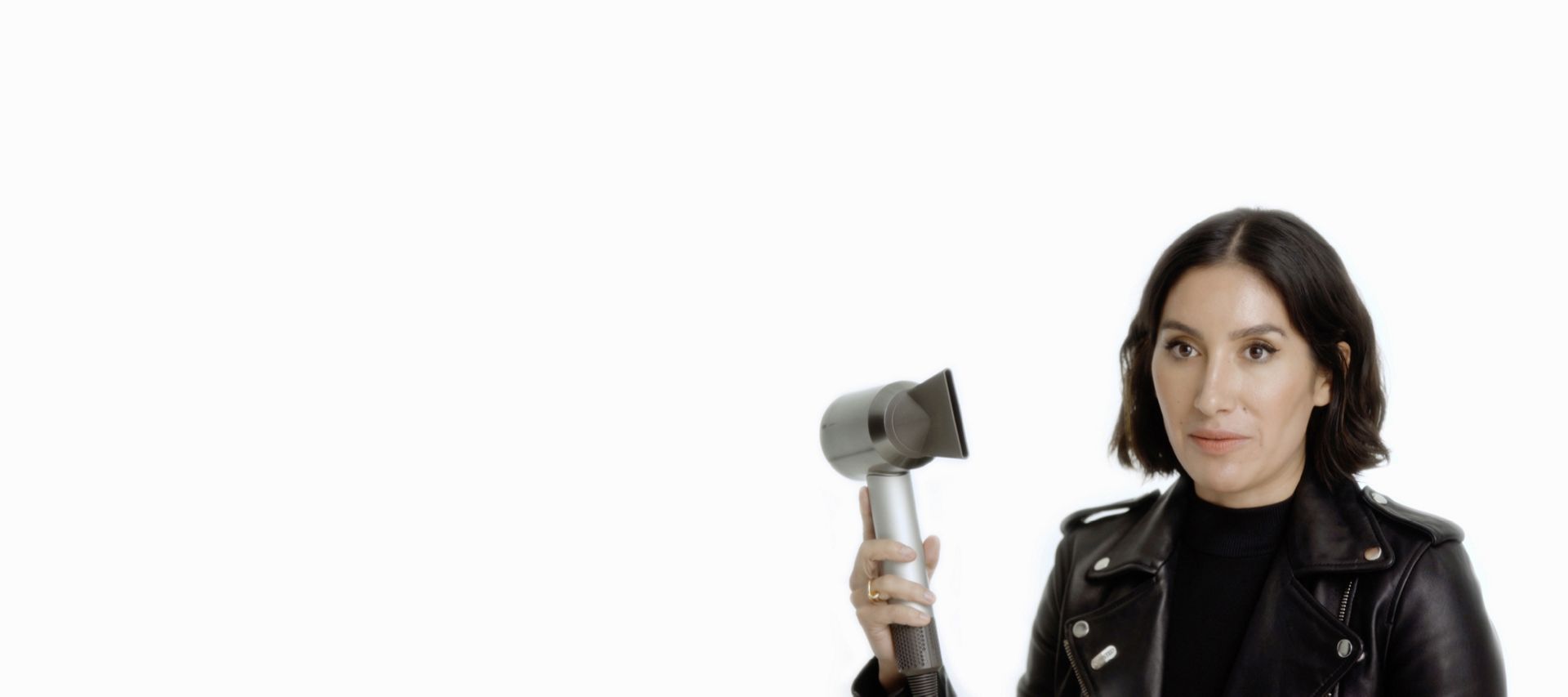 Jen Atkin hält den Dyson Supersonic™ Professional Haartrockner mit der befestigten Professional Düse