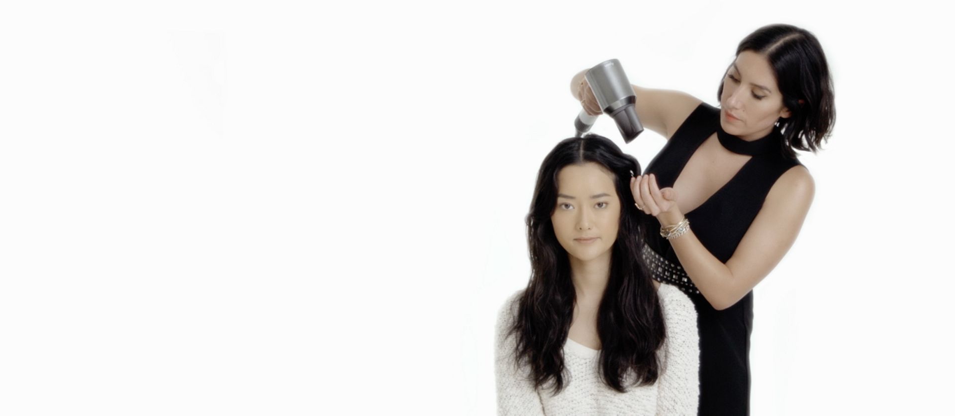 Jen Atkin bruker Dyson Supersonic™ Professional Edition hårføner til å style håret til en modell