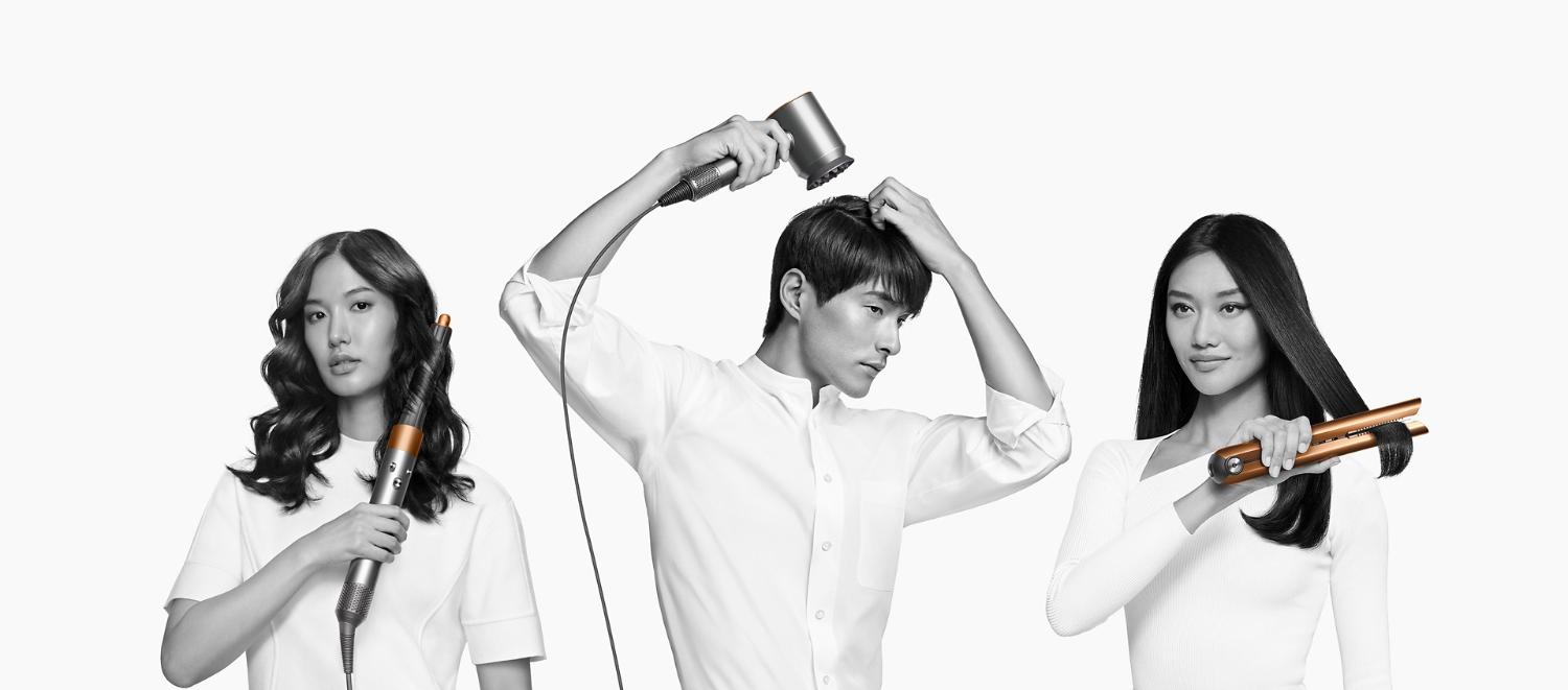 Drie modellen gebruiken het assortiment haarverzorgingsproducten van Dyson voor het drogen of stylen van hun haar.