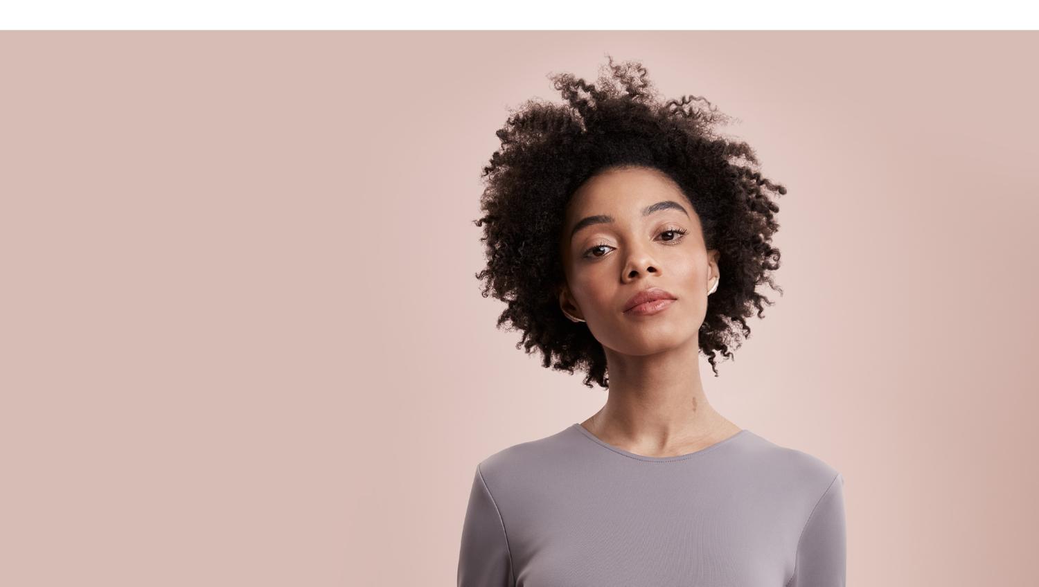 Vrouwelijk model met type 4 haar kijkt vooruit