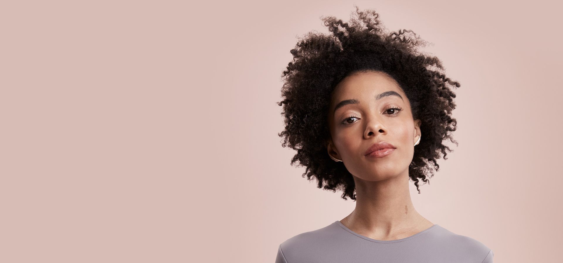 Female model with type 4 hair looking infront